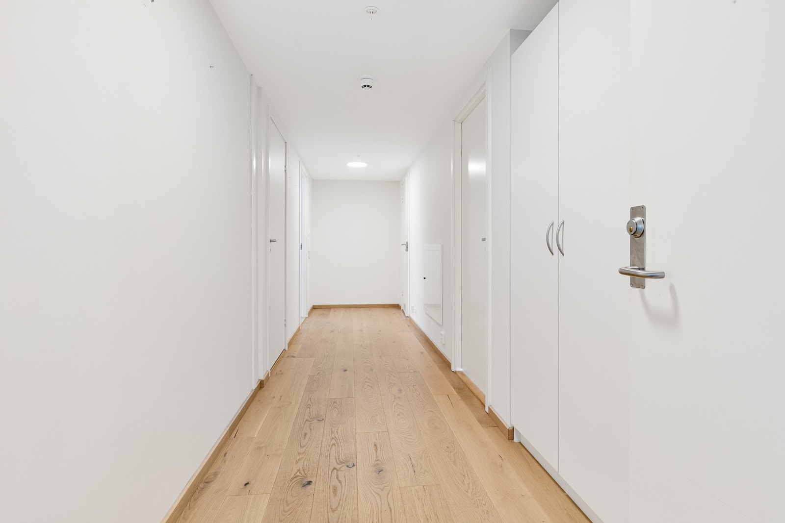 Velkommen inn! Lys og romslig entré/gang Galleribilde