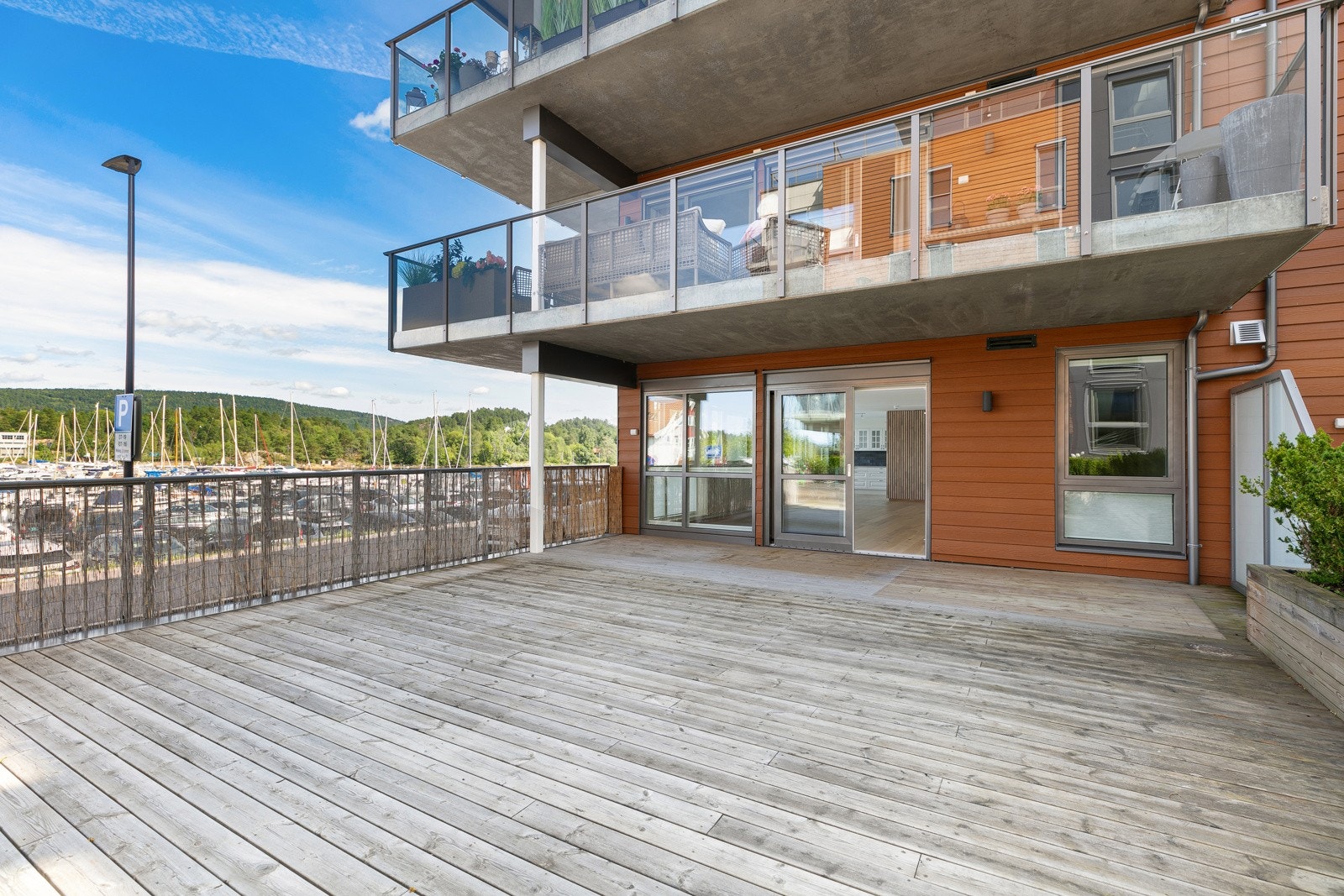 Terrassen er på ca. 55 kvm og fungerer som en forlengelse av stuen på sommerstid Galleribilde