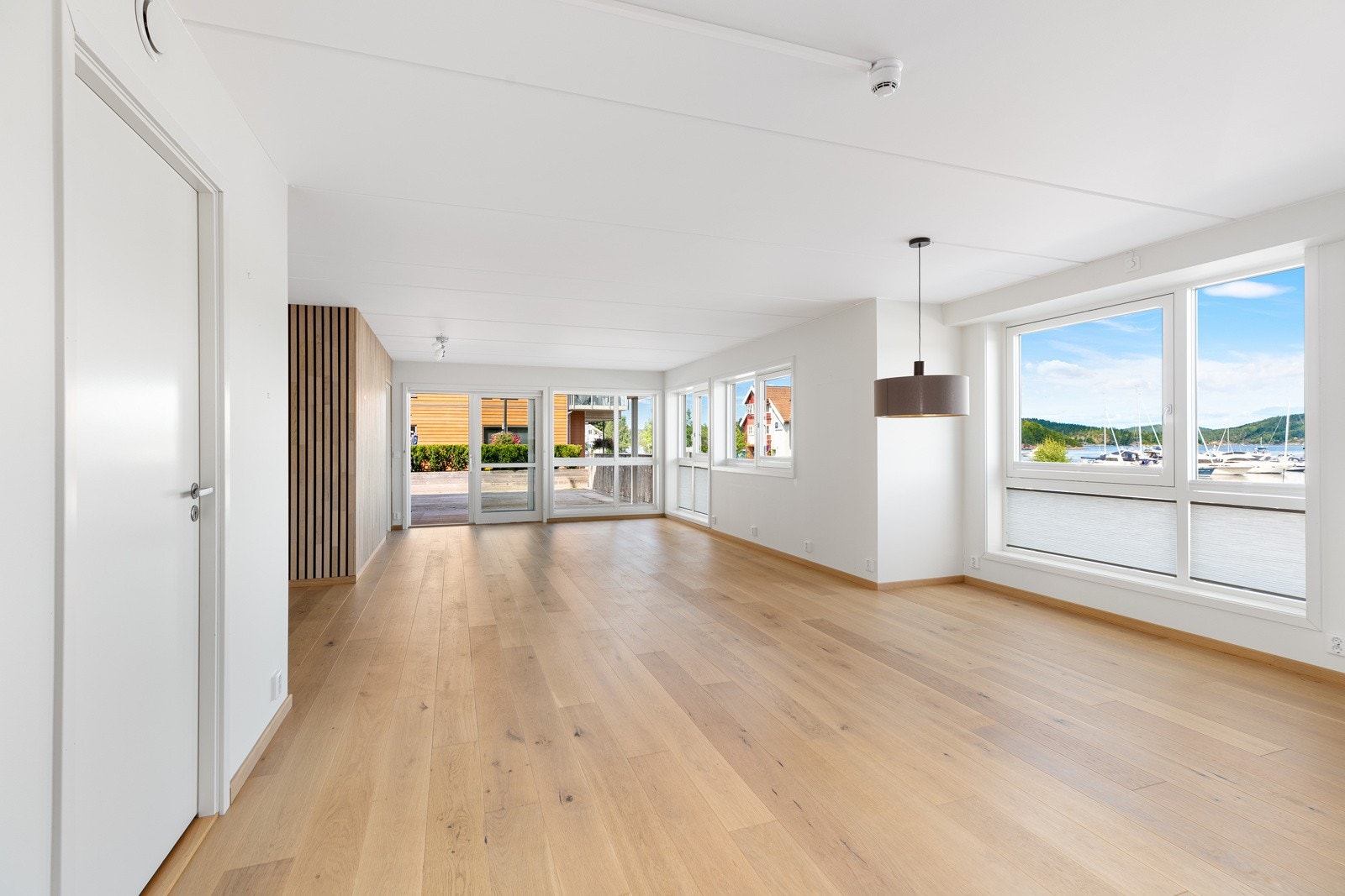 Leiligheten har pen enstavs eikeparkett på gulv, bortsett fra på badene Galleribilde