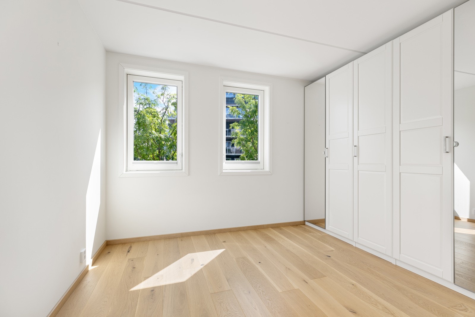 Soverom 2 med gode oppbevaringsmuligheter Galleribilde