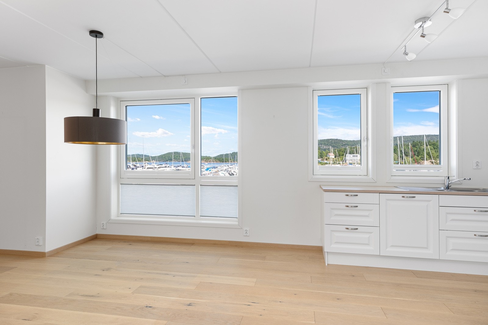 Store vindusoverflater slipper inn rikelig med naturlig lys fra flere kanter Galleribilde