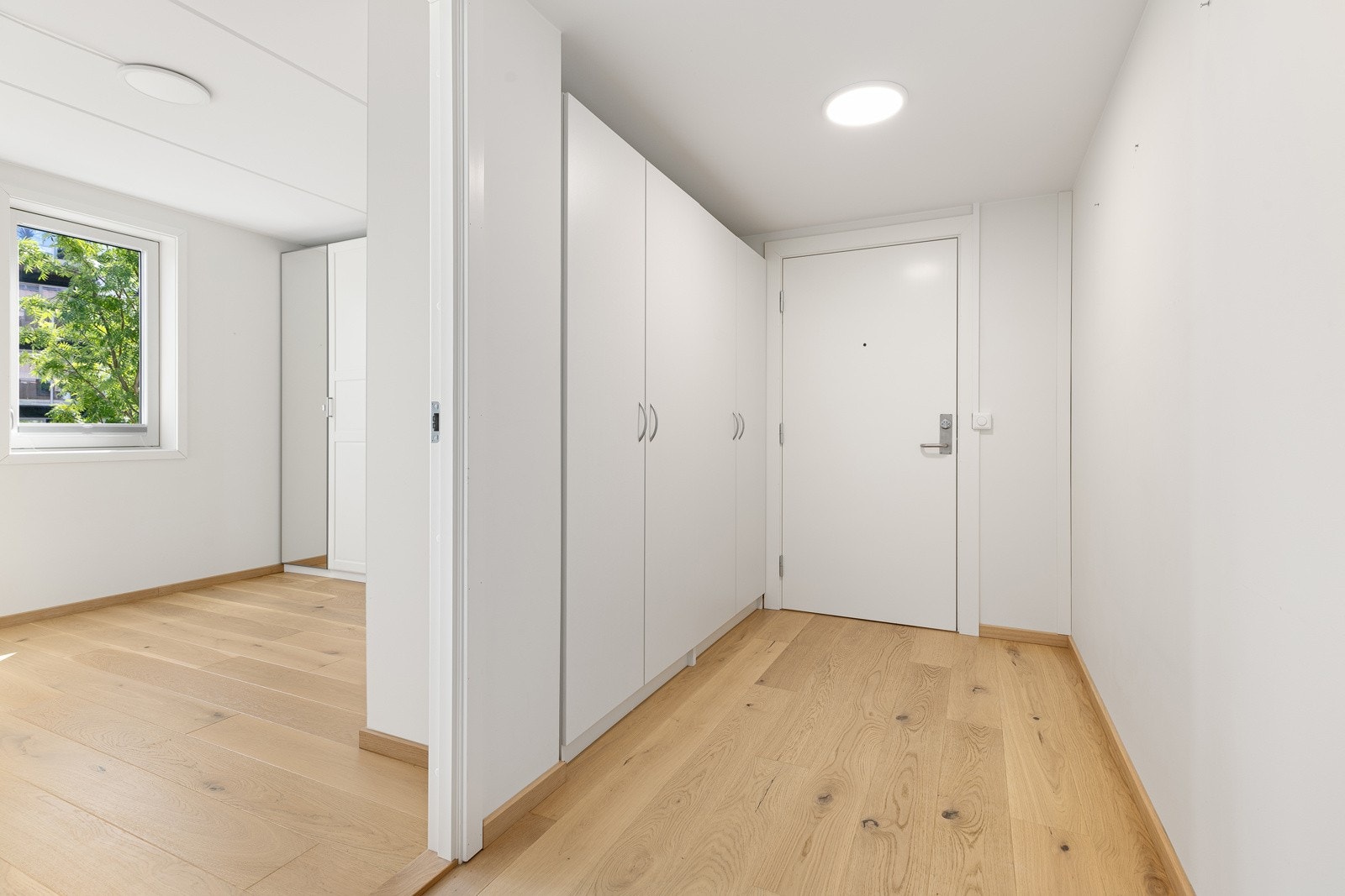 Her har du god plass til oppbevaring av yttertøy og sko i garderobeskap Galleribilde