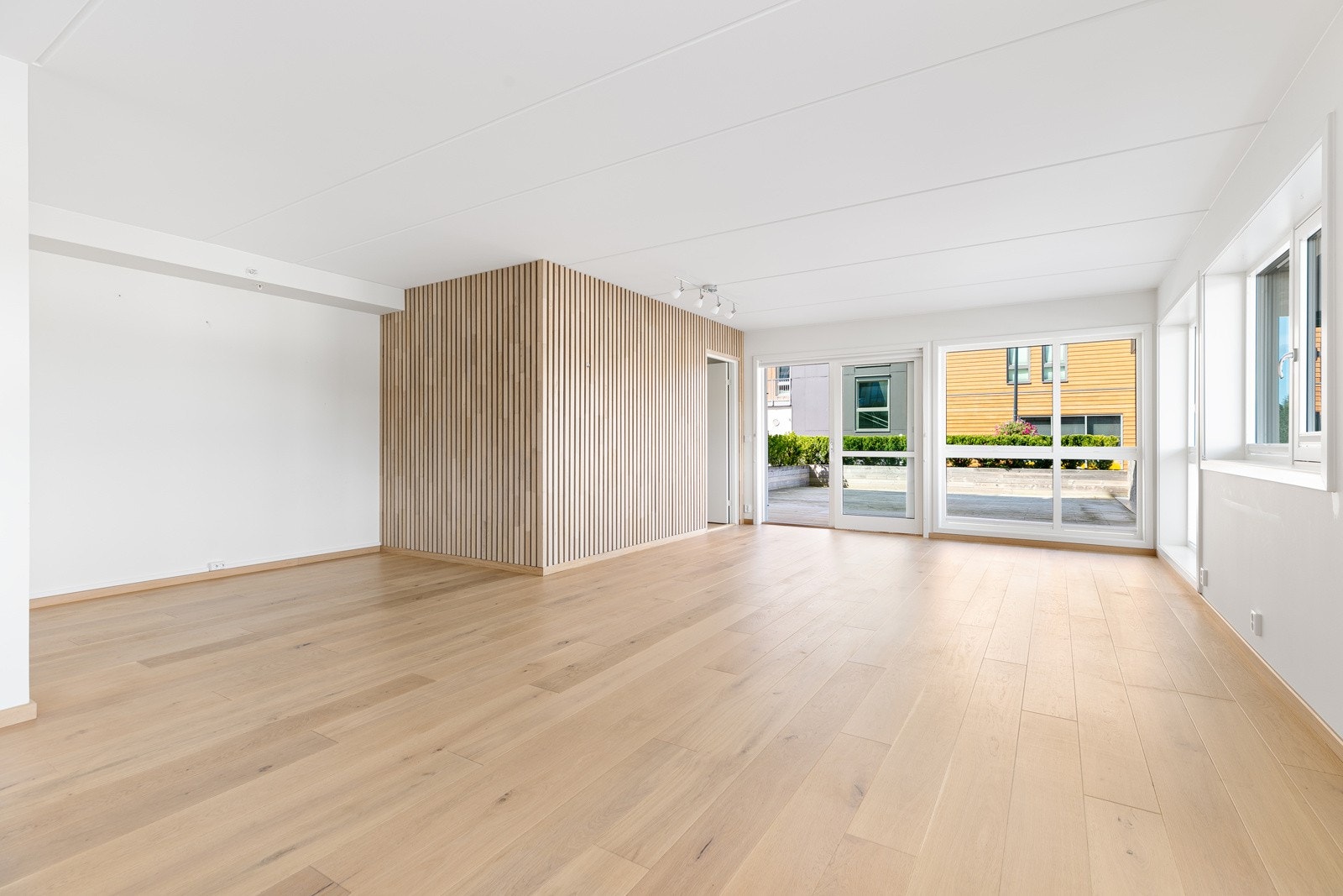 Det ble montert lekker spilevegg i stue/kjøkken i 2023 Galleribilde