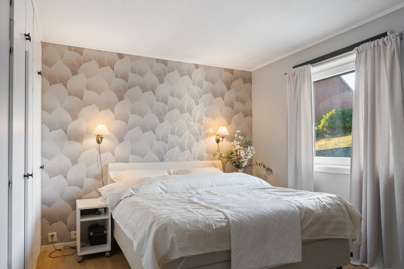 Romslig hovedsoverom på ca. 13,6 m² med praktisk garderobeløsning og gode møbleringsmuligheter. Galleribilde