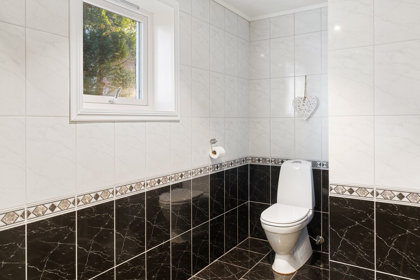 Nyere servantskap og dusjløsning fra 2025. Galleribilde