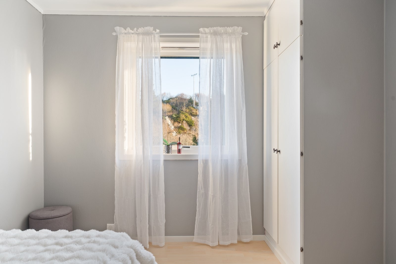 Soverom med garderobeløsning og lyse overflater som gir en behagelig romfølelse. Galleribilde