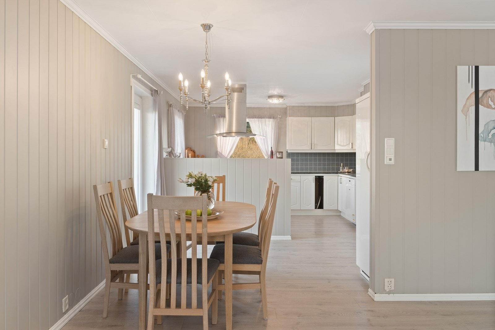 Stue/kjøkkenet gir god plass til spisebord, med mulighet for langbord. Galleribilde