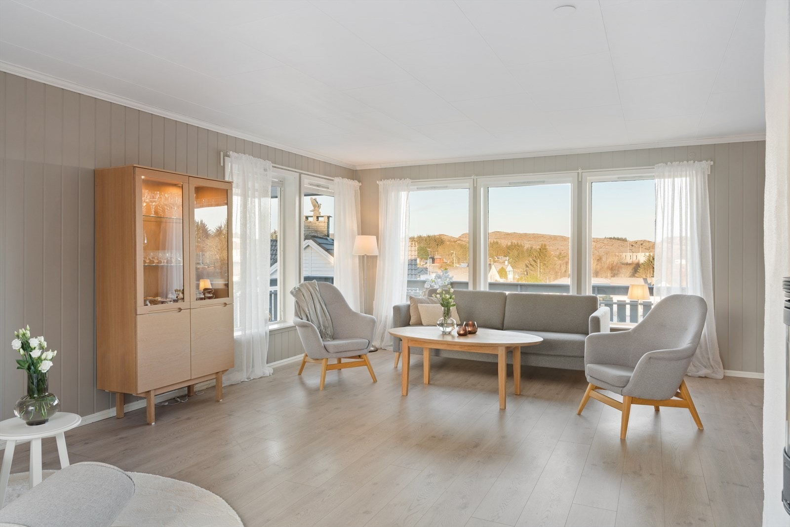 Stuen i hovedetasjen fremstår lys og innbydende, med lyse farger som gir en behagelig romfølelse. Galleribilde