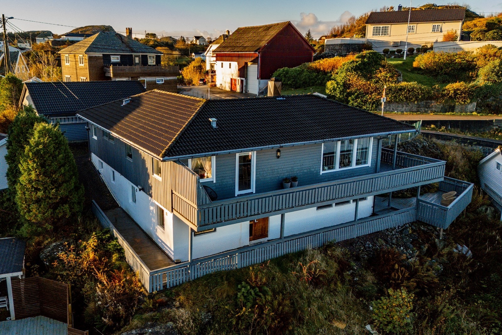Innholdsrik enebolig over to etasjer. Boligen ligger i et område kjent for sine naturskjønne omgivelser med nærhet til sjø, turterreng og flotte friluftsmuligheter. Galleribilde