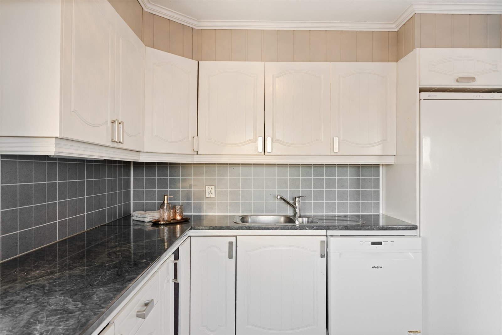 Kjøkkenet er fra byggeår, men har en praktisk utforming og fungerer godt i daglig bruk. Galleribilde