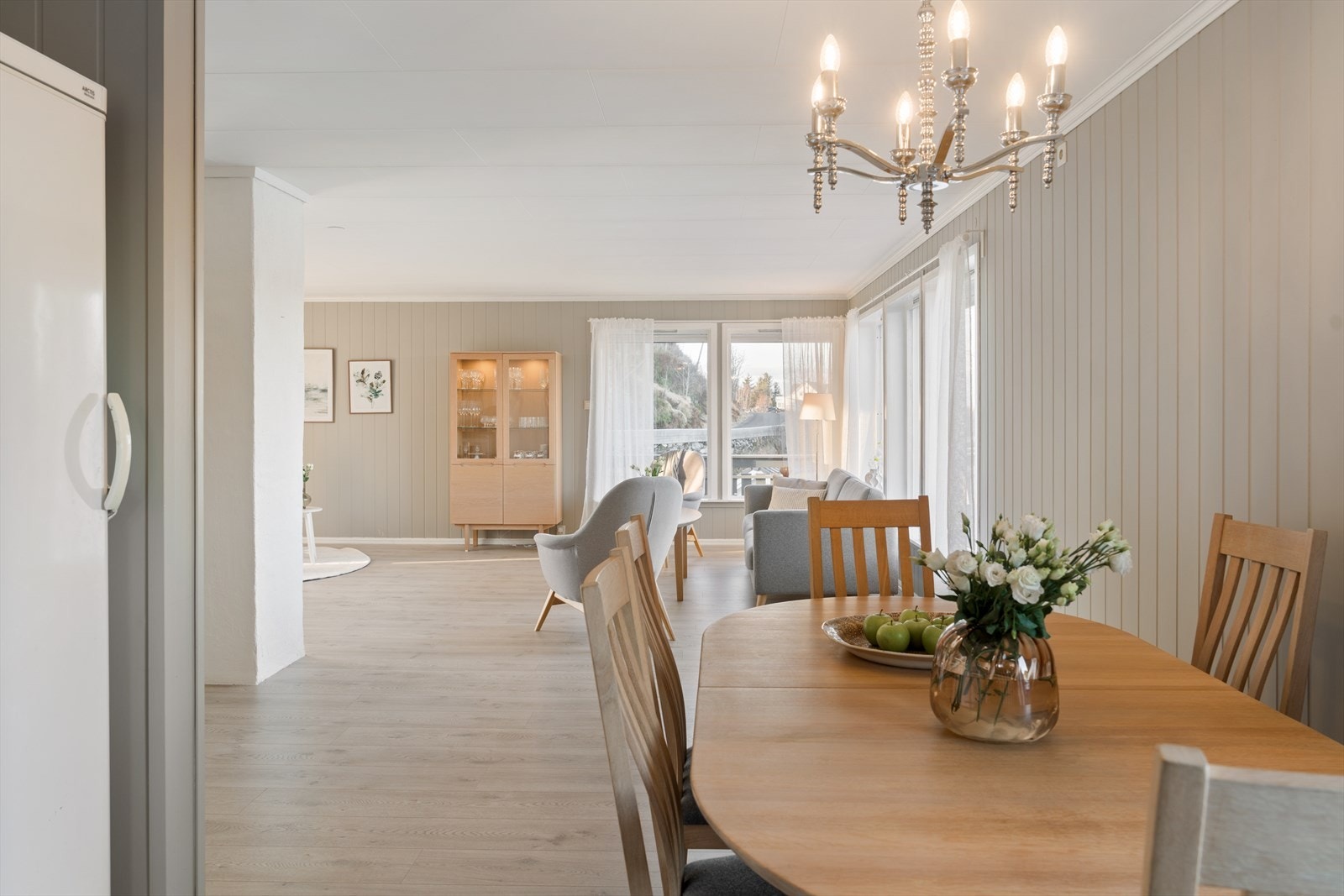 Den åpne planløsningen mellom kjøkken og stue bidrar til en luftig og sosial atmosfære. Galleribilde