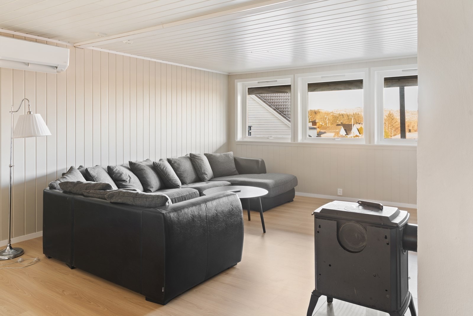 Kjellerstuen fremstår som et stort og innbydende oppholdsrom, med godt lysinnslipp og fleksible møbleringsmuligheter. Galleribilde