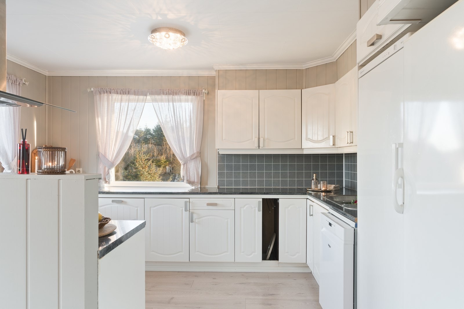 Kjøkken med romslig utforming, god benkeplass og tilfredsstillende lagringsplass. Galleribilde