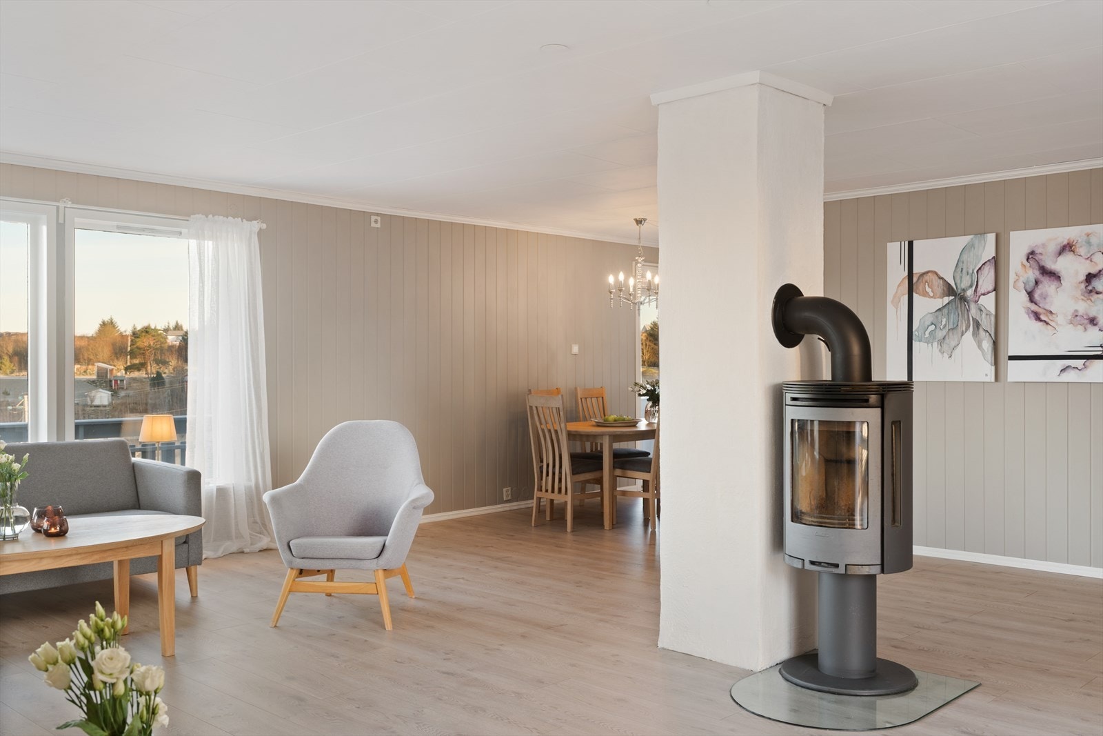 Den åpne stue- og kjøkkenløsningen er målt til 66,8 m². Her kan du enkelt møblere med både sofakrok og spisebord. Galleribilde