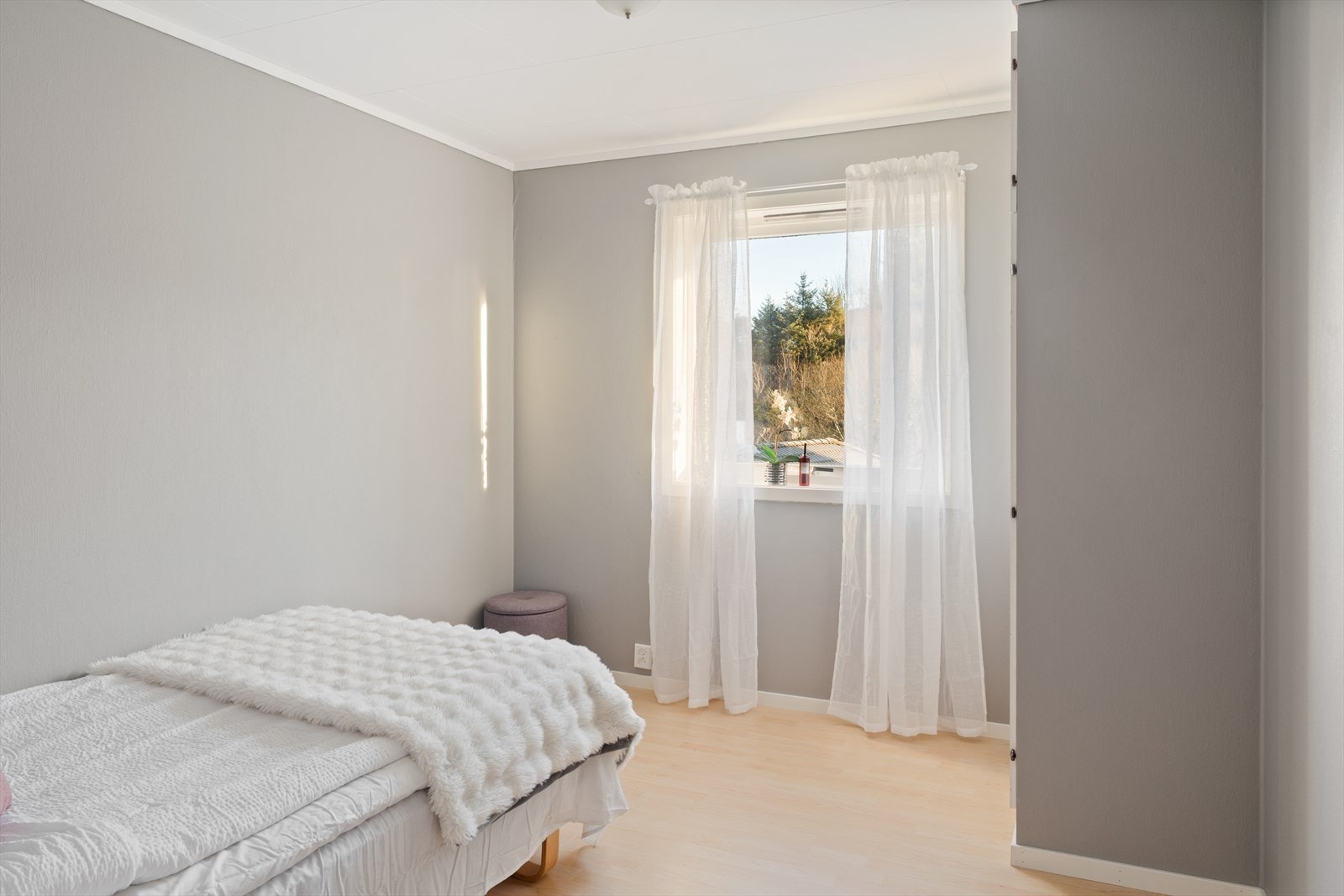 De to øvrige soverommene i hovedetasjen er på henholdsvis ca. 10,5 m² og 9,7 m², og egner seg godt som barnerom, gjesterom eller kontor. Galleribilde