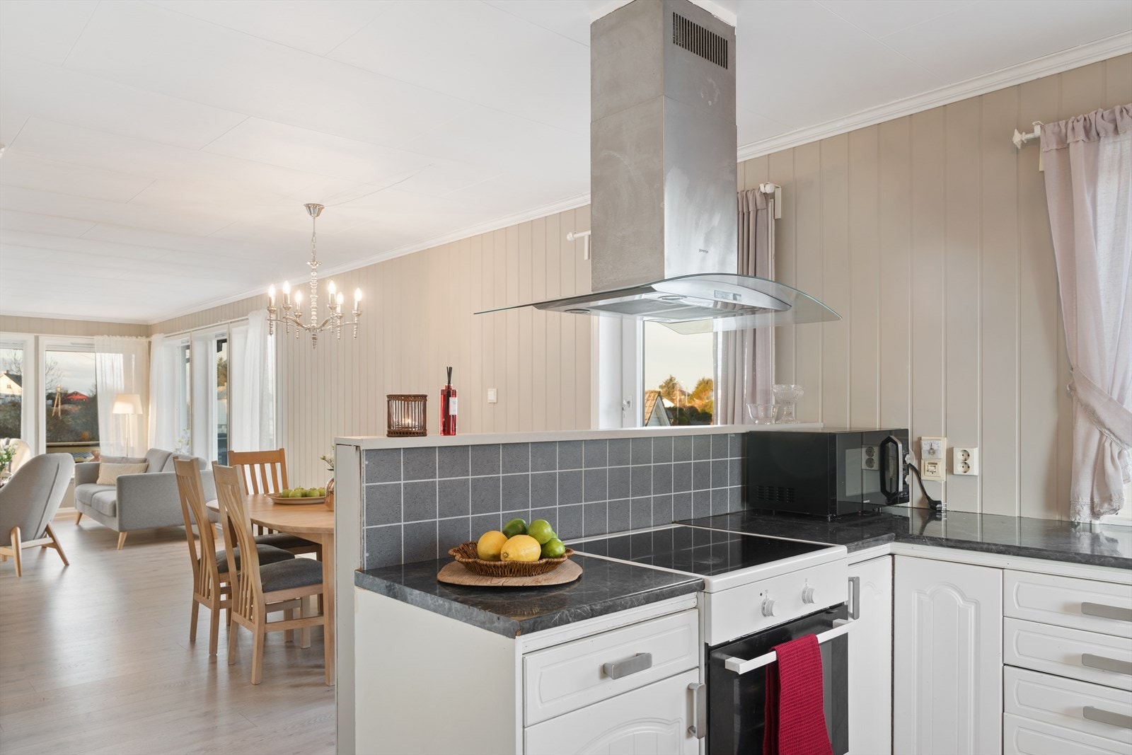 Kjøkkenet er en del av stue/kjøkken-løsning på ca. 66,8 m². Galleribilde