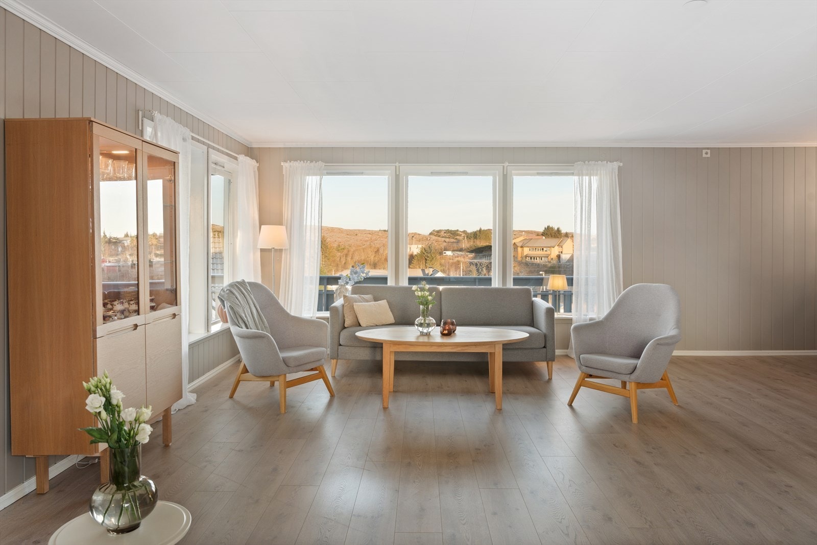 Gode vindusflater gir rikelig med dagslys og forsterker den lyse og innbydende atmosfæren. Galleribilde