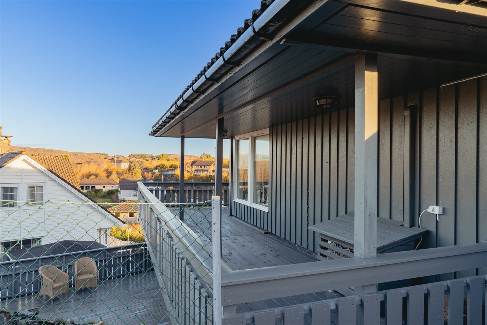 Flere terrasser og uteplasser gir fleksible soner for både sol og skygge. Galleribilde