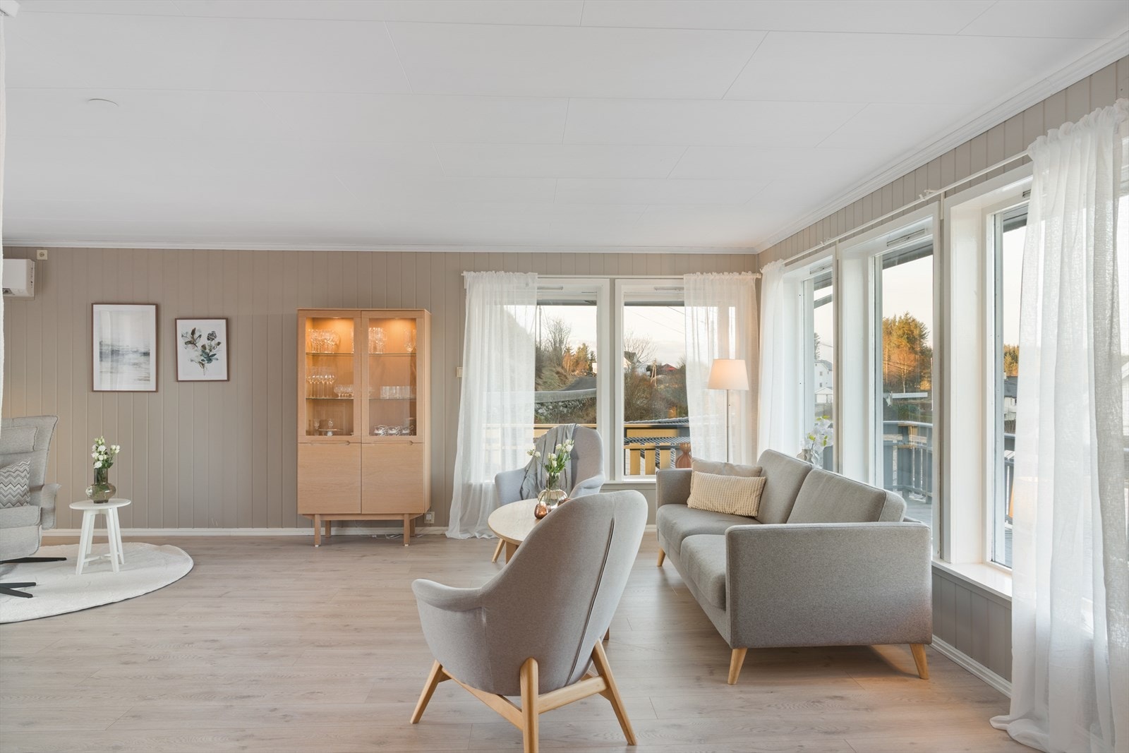 Stuen fremstår romslig og lett å innrede, med en planløsning som gir fleksibel bruk av arealet. Galleribilde