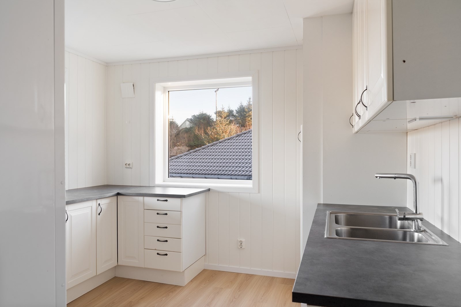 Kjøkken i kjelleretasjen, montert i 2025, med profilerte fronter og laminat benkeplate. Kjøkken i underetasjen er etablert i tidligere vaskerom. Det foreligger ikke dokumentasjon på omsøkt bruksendring. Galleribilde