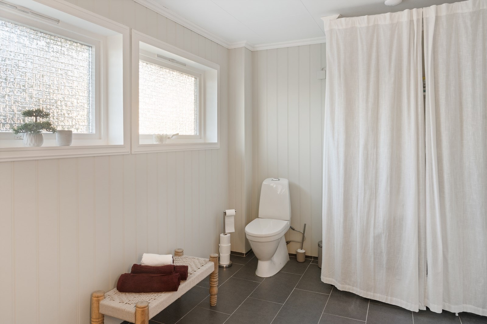 Baderom i hovedetasjen på ca. 10,2 m². Galleribilde