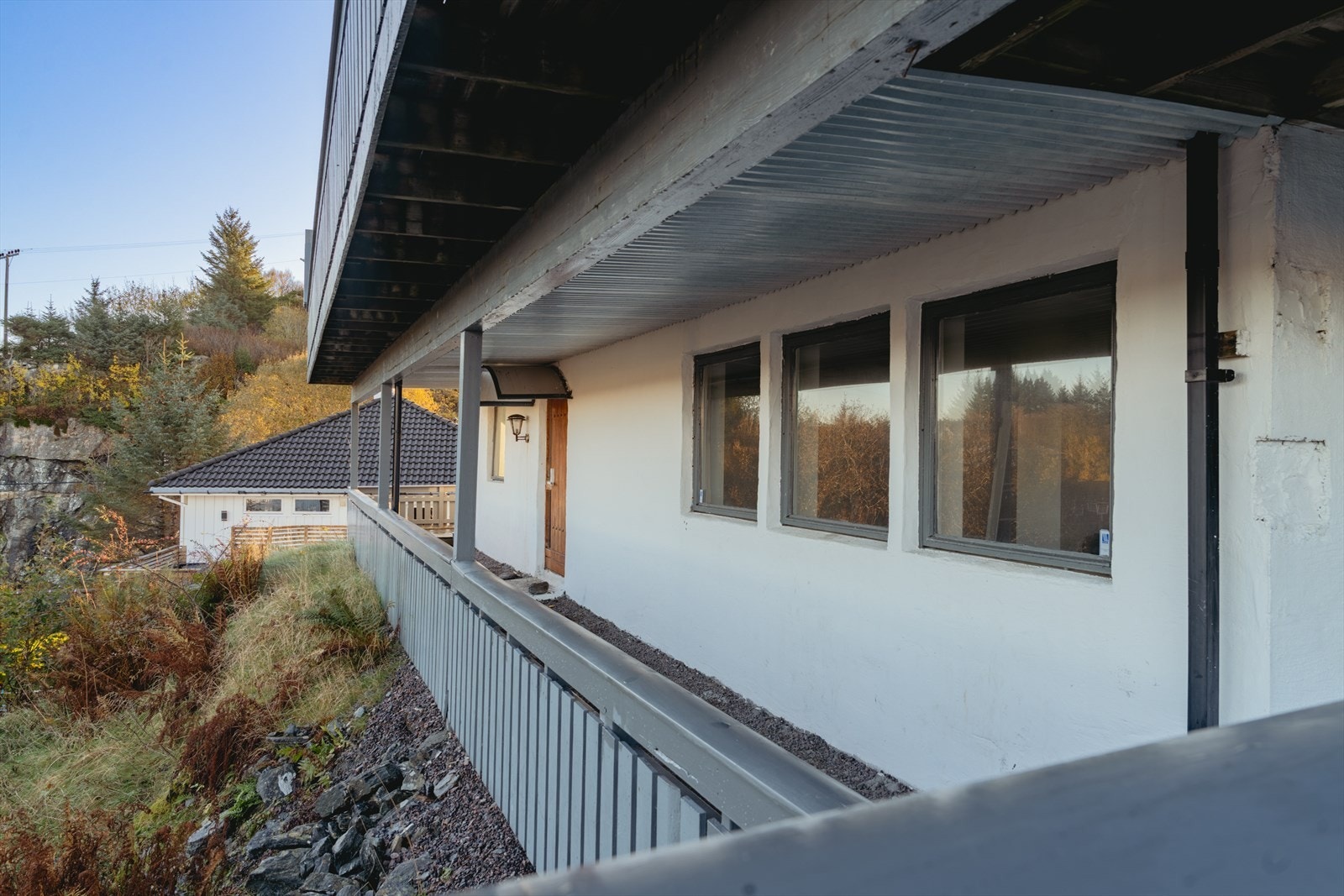 Underetasjen er innredet og har egen adkomst, noe som gir mulighet for utleie eller privat bruk etter behov. Galleribilde