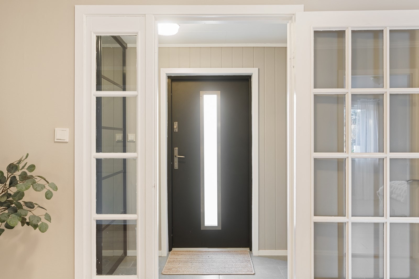 Velkommen inn! Her møtes du av en lys og romslig gang med god oppbevaringsplass i skyvedørsgarderobe. Galleribilde