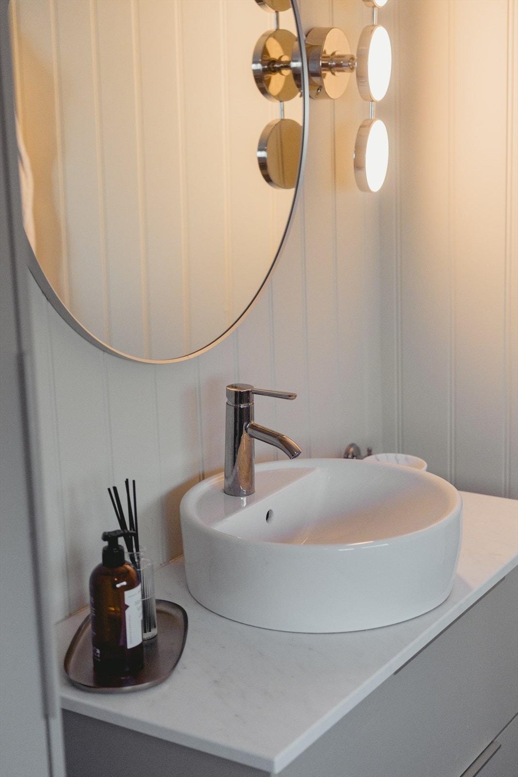 Lyse baderomsmøbler gir badet et lyst og trivelig uttrykk, og det er installert dusjkabinett. Galleribilde