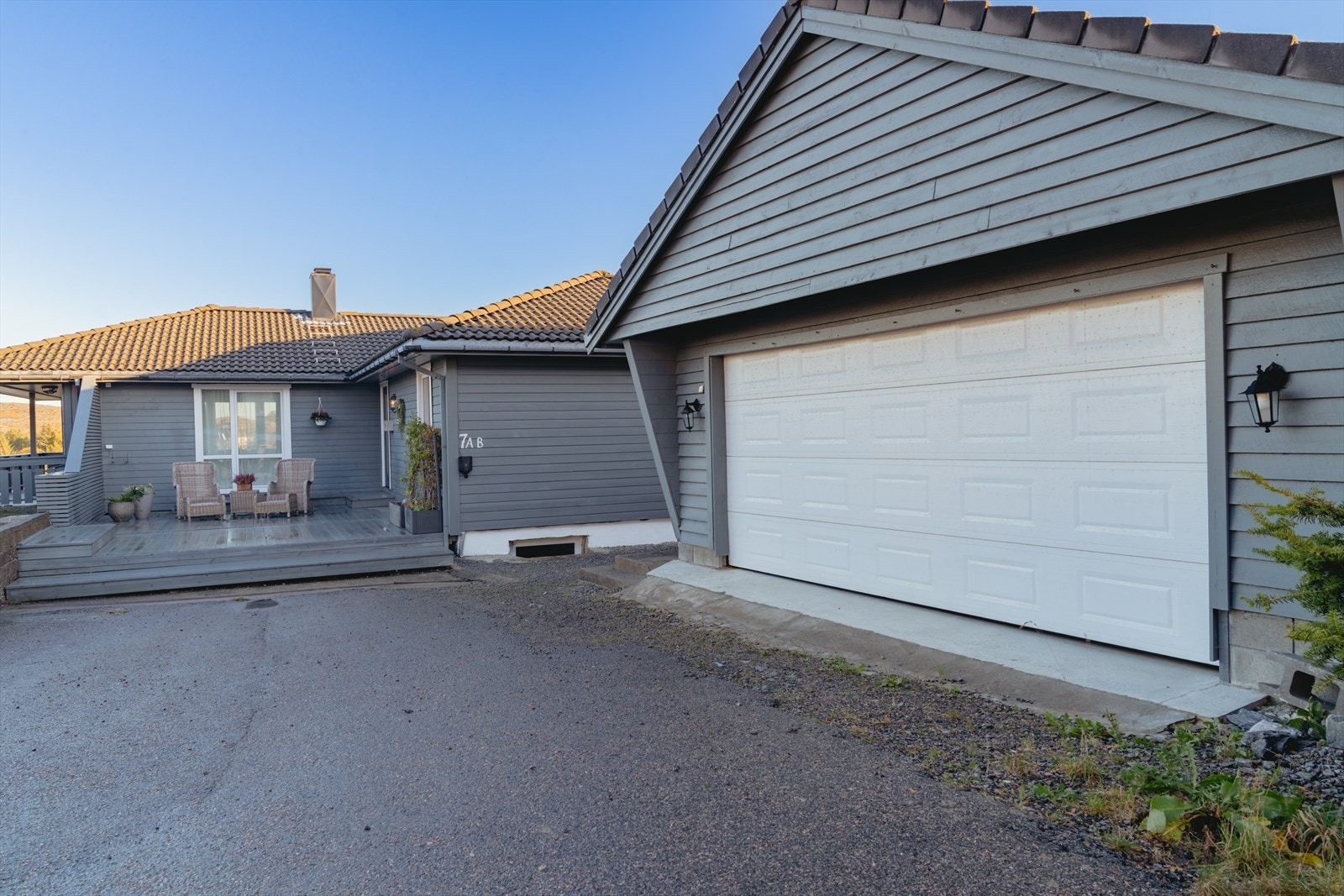 Eiendommen har gode parkeringsmuligheter, med oppstillingsplass foran boligen og parkering i garasje. Galleribilde