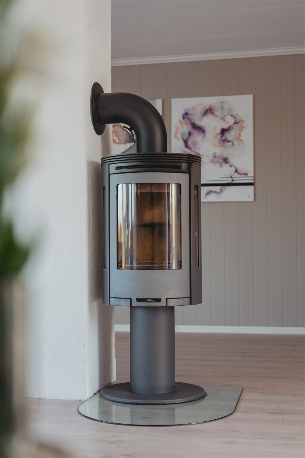 Vedfyring i stue i hovedetasjen gir både varme og stemning. Galleribilde