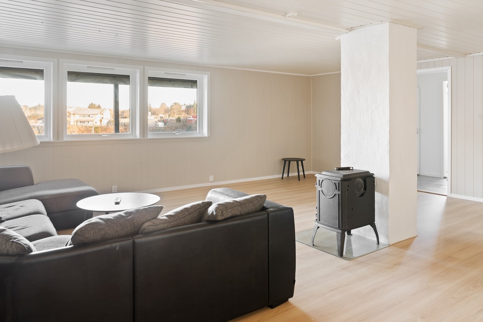 Kjellerstuen fremstår romslig og praktisk, med vedfyring og varmepumpe som bidrar til god komfort. Galleribilde