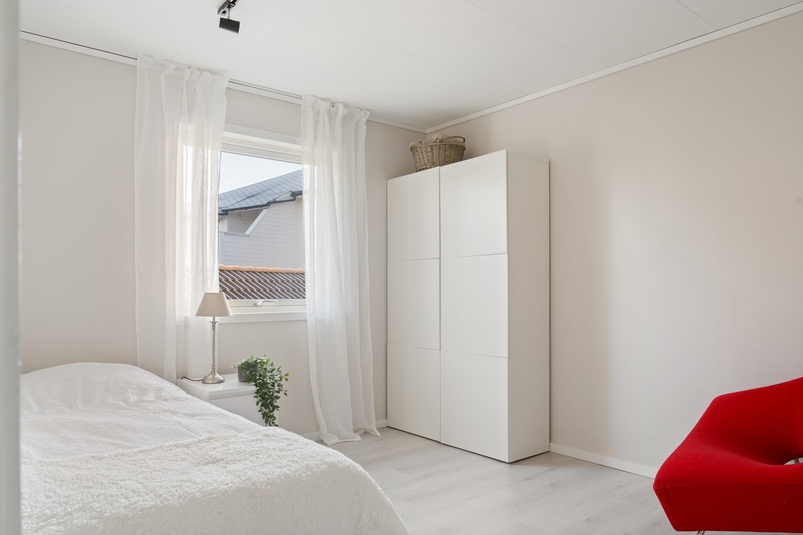 Soverommet fremstår romslig og innbydende, med plass til stor seng og garderobeløsning, og er holdt i lyse fargetoner. Galleribilde