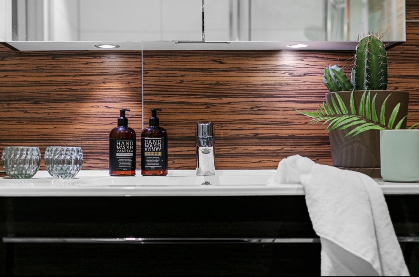 Bred servant med dype skuffer under. Galleribilde