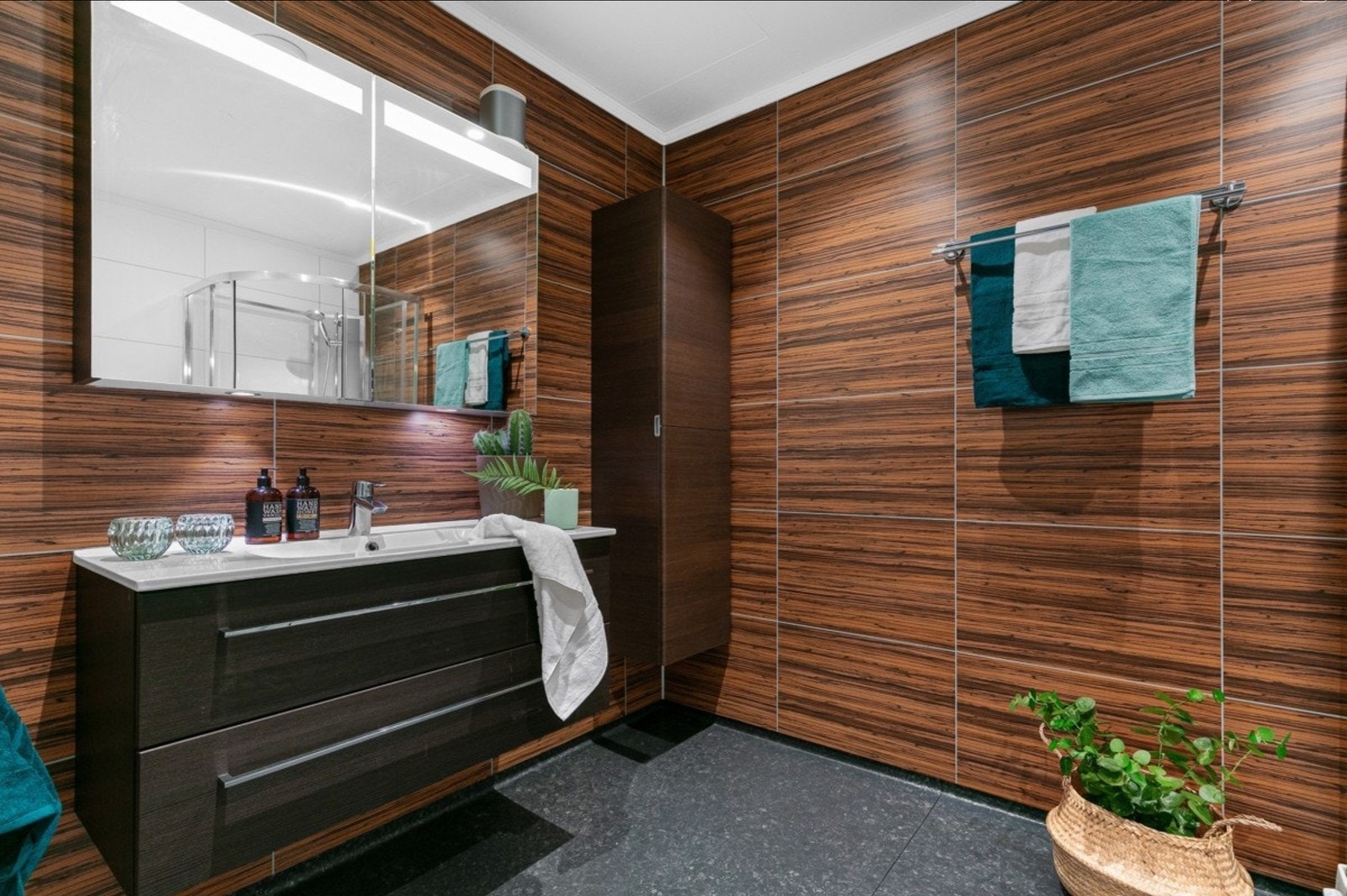 Pent og nyere bad med moderne innredning. Galleribilde