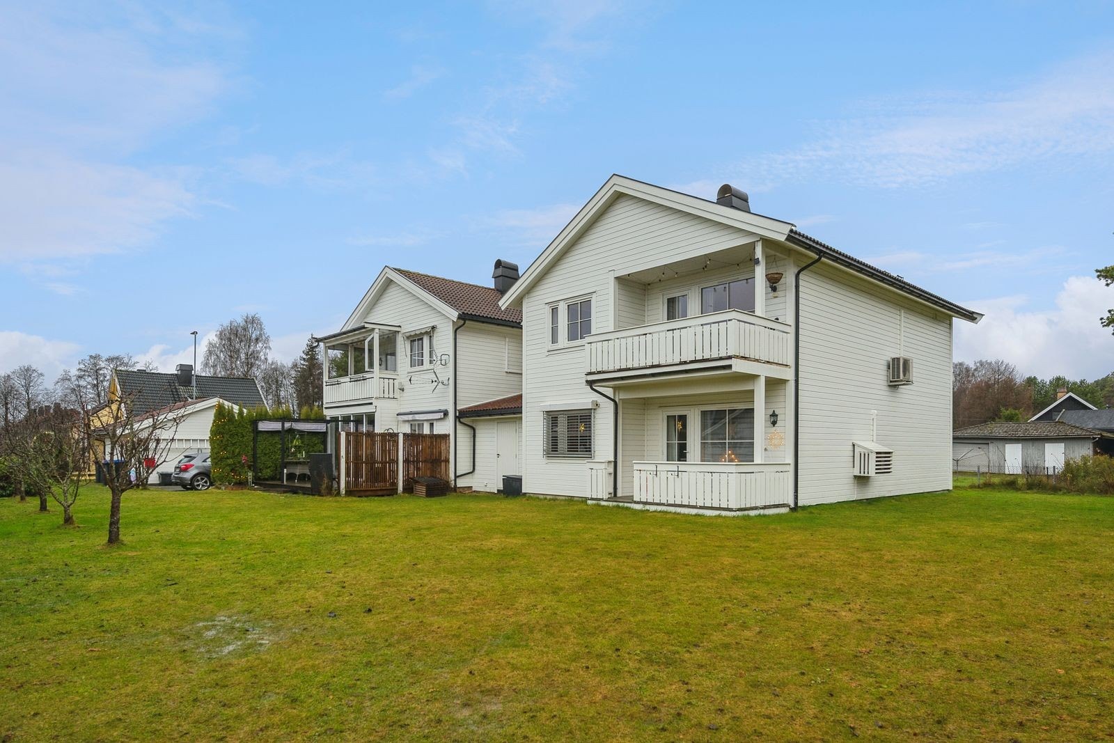 Leiligheten ligger i 2. etasje og medfølger carport og tilhørende bod. Galleribilde