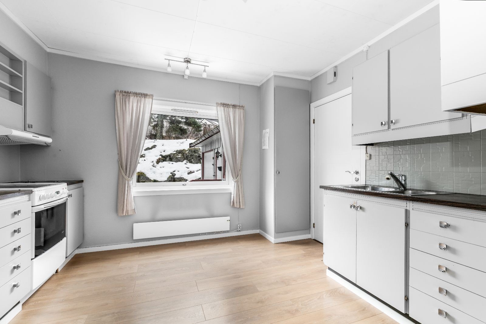 Kjøkken i 1. etg. hvor komfyr følger med Galleribilde