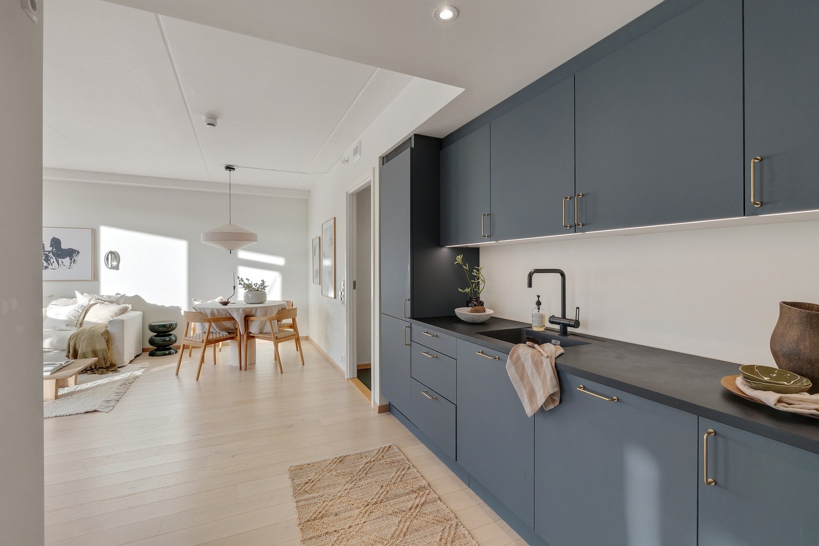 Her er det rikelig med skap- og benkeplass Galleribilde