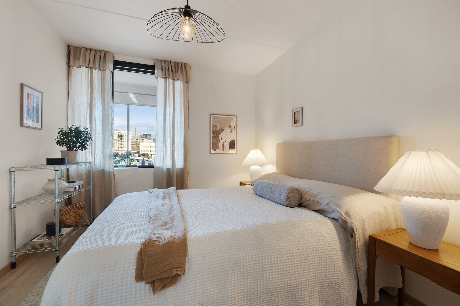 Lyst og trivelig soverom Galleribilde