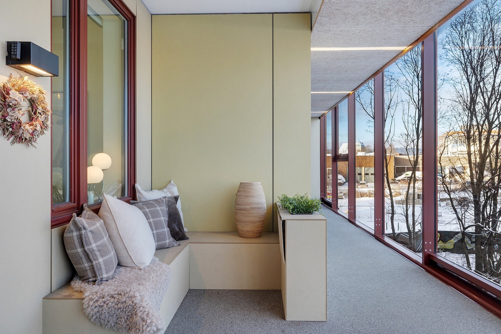 Hyggelig sitteplass utenfor inngangsdøren Galleribilde