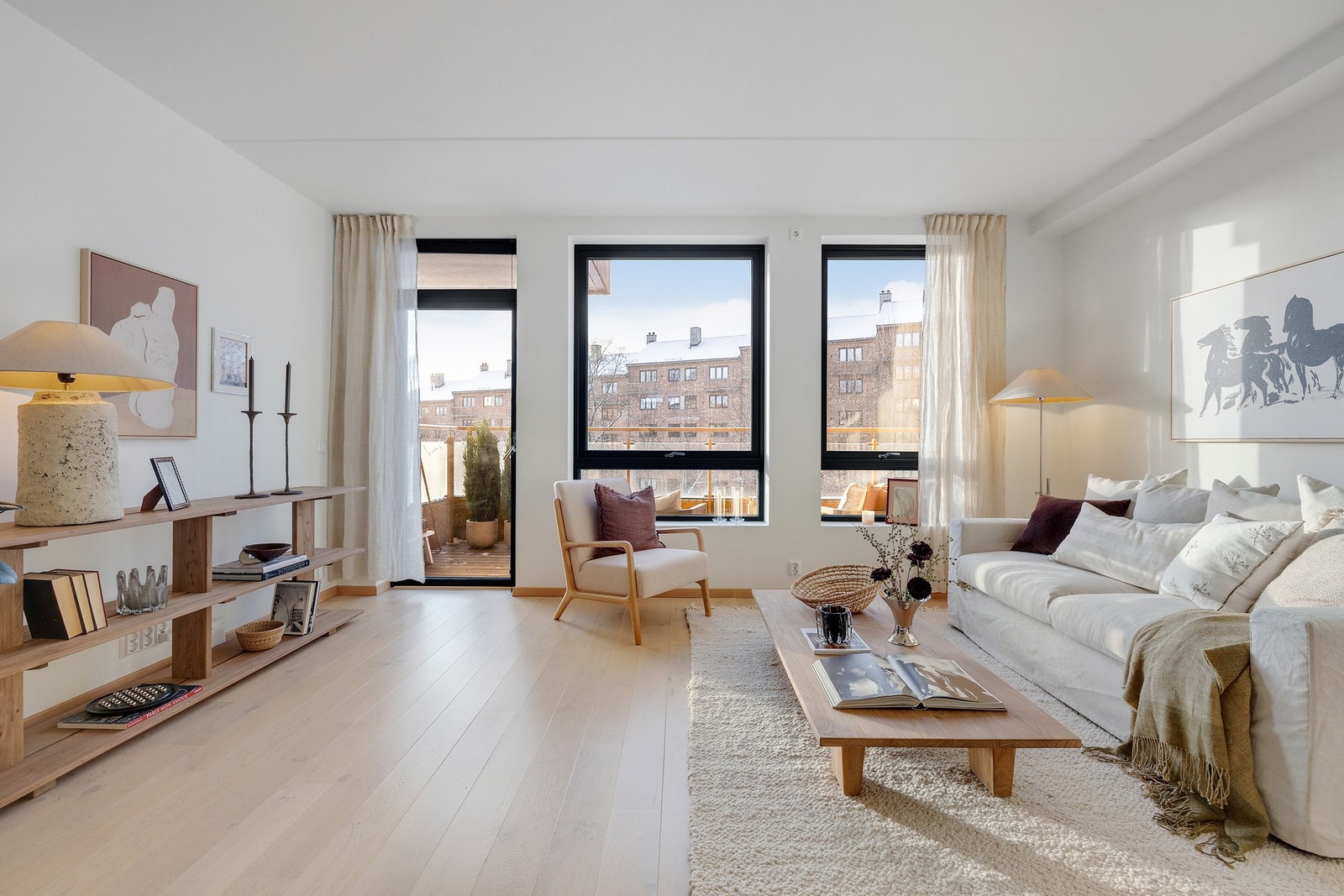 Lys stue med store vindusflater Galleribilde