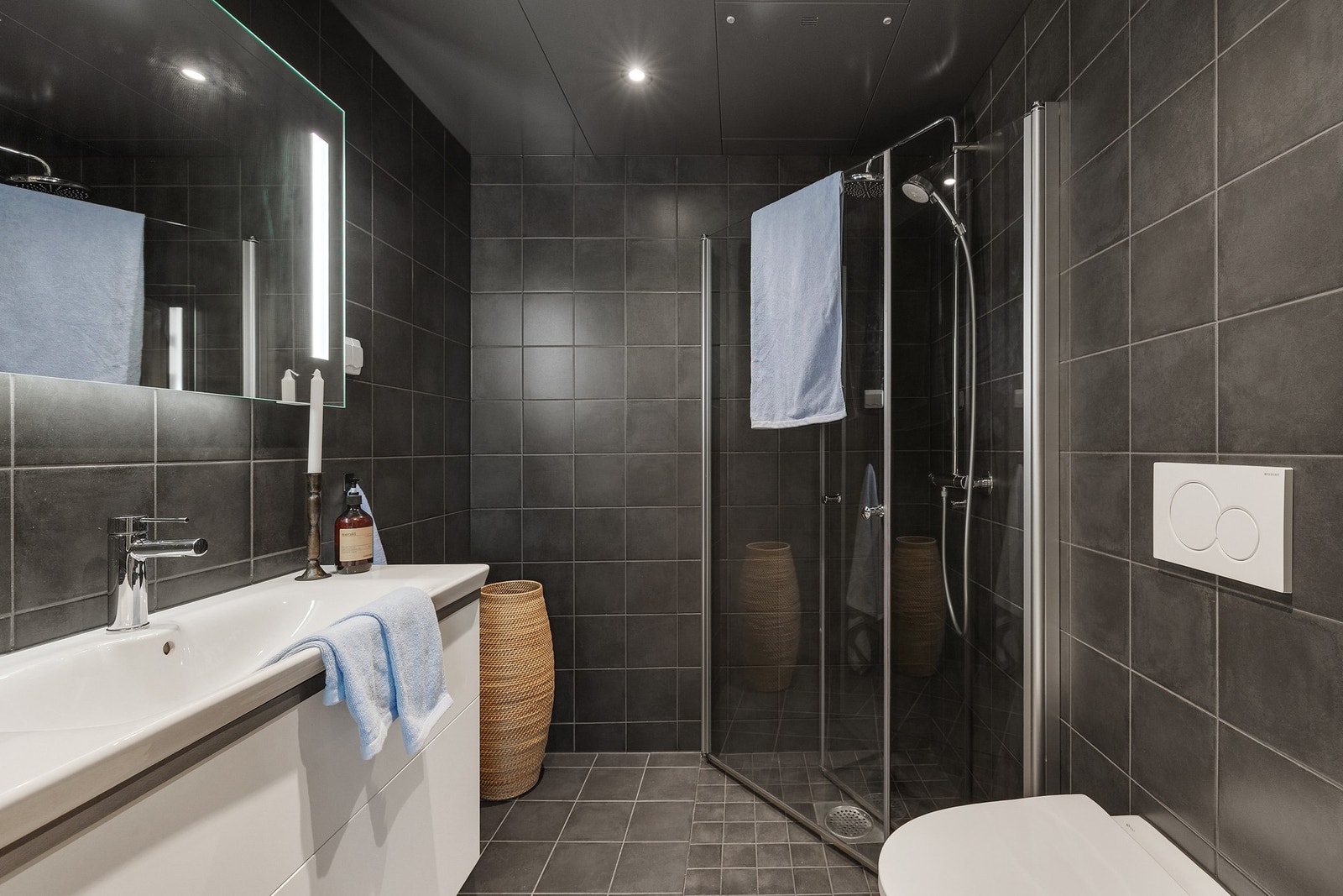 Bad nr. 2 med adkomst fra hovedsoverommet Galleribilde