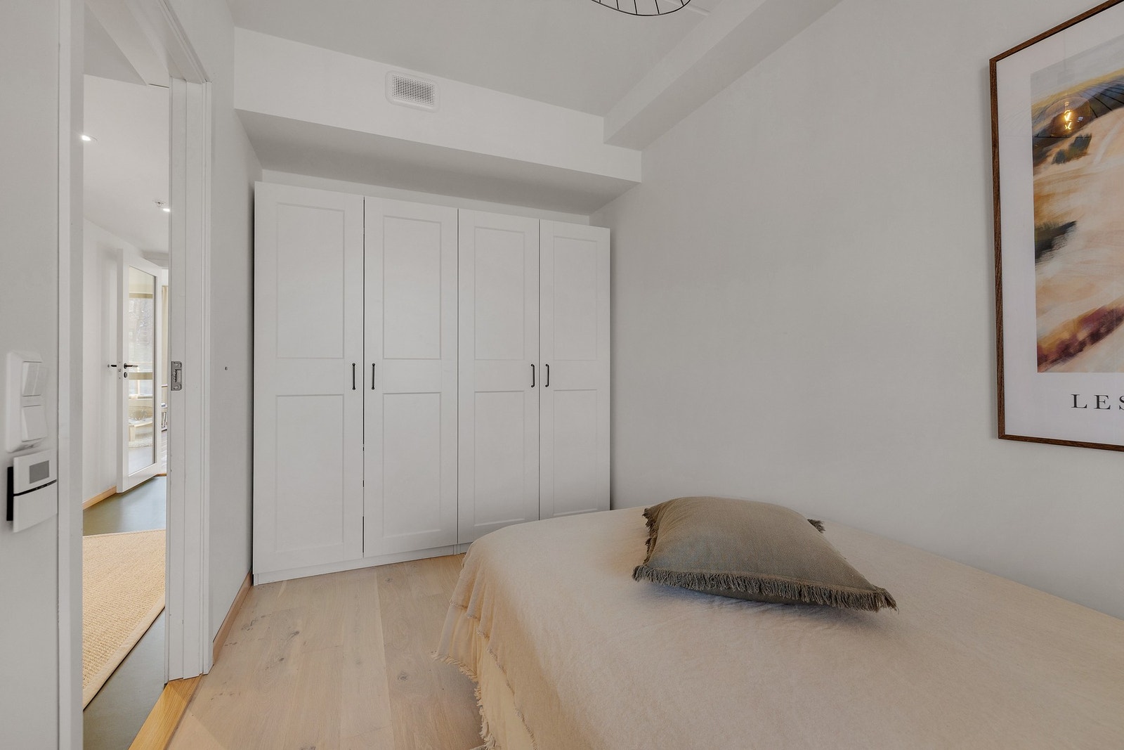 God plass til garderobeskap Galleribilde