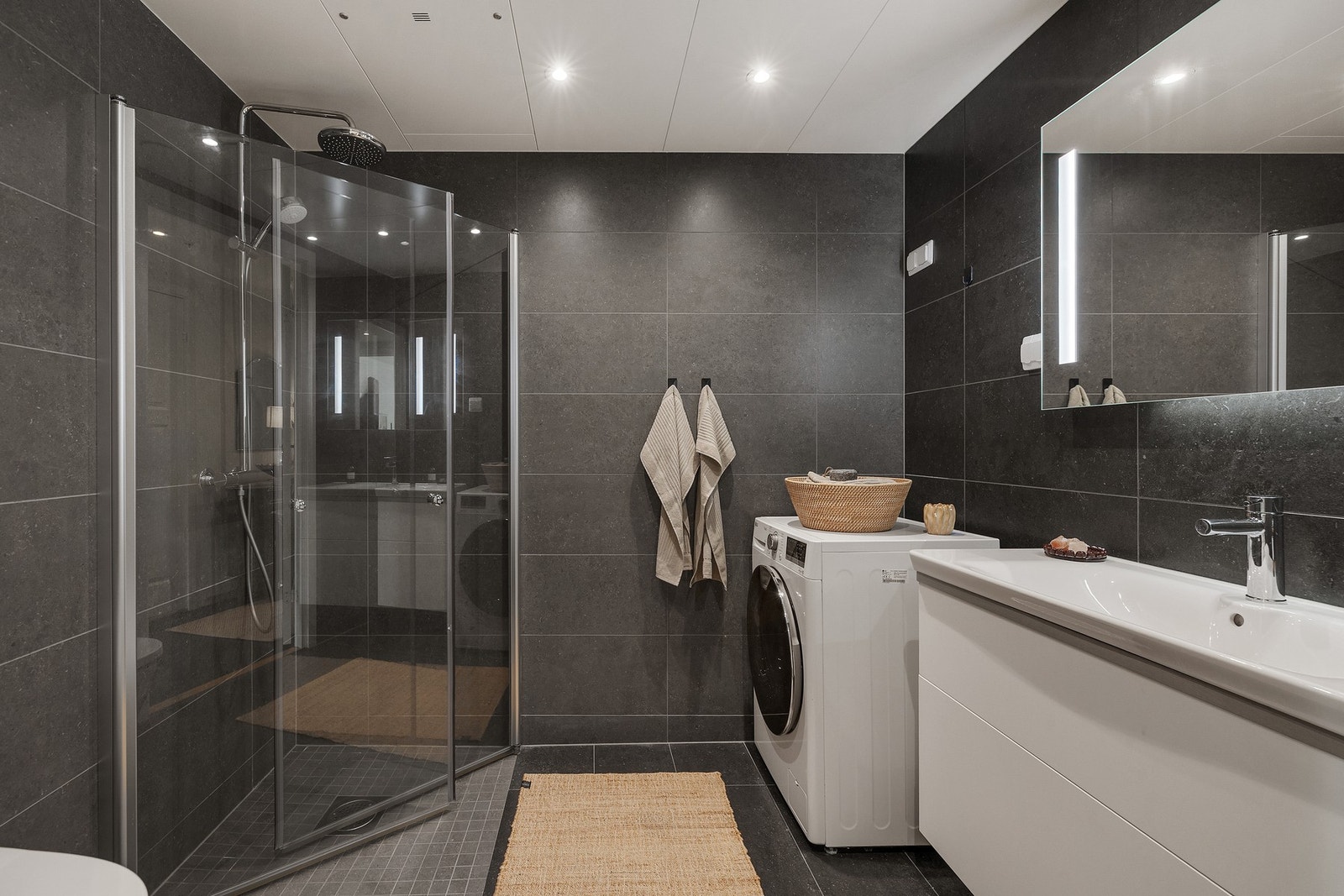 To bad i leiligheten! Hovedbadet er av god størrelse med opplegg for vaskemaskin Galleribilde