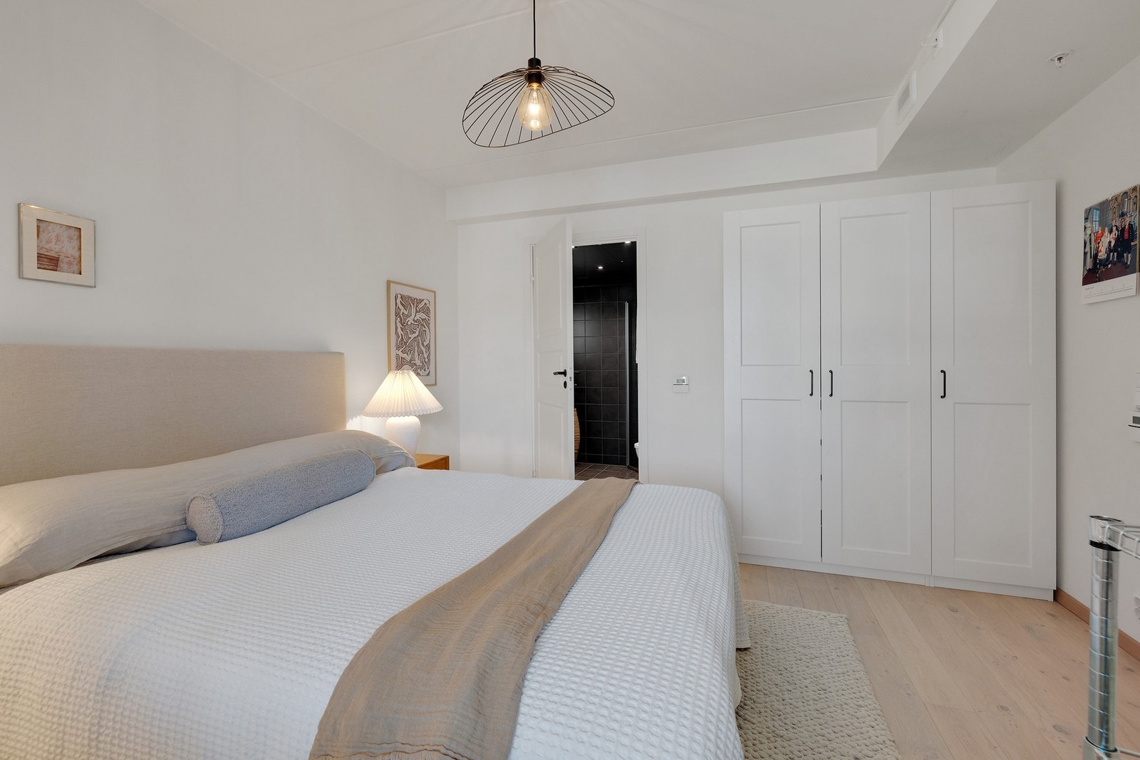 Soverom I har god plass til dobbeltseng og garderobeløsning Galleribilde