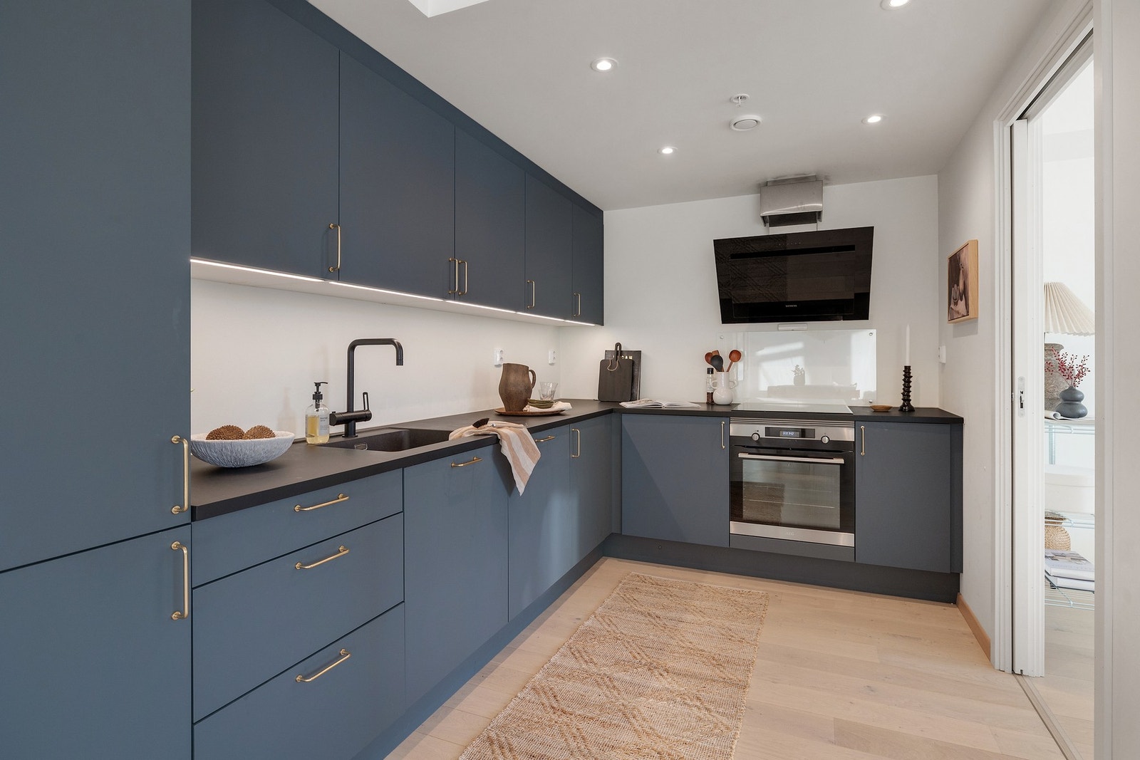 Stilrent kjøkken med glatte fronter og et helhetlig uttrykk Galleribilde