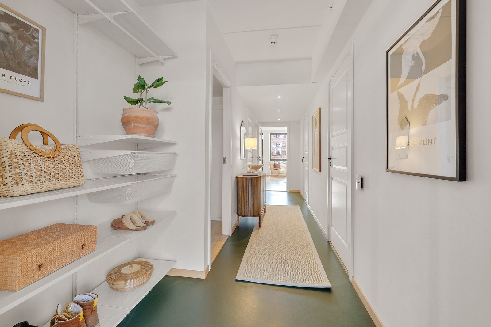 Innbydende entré med praktiske løsninger Galleribilde