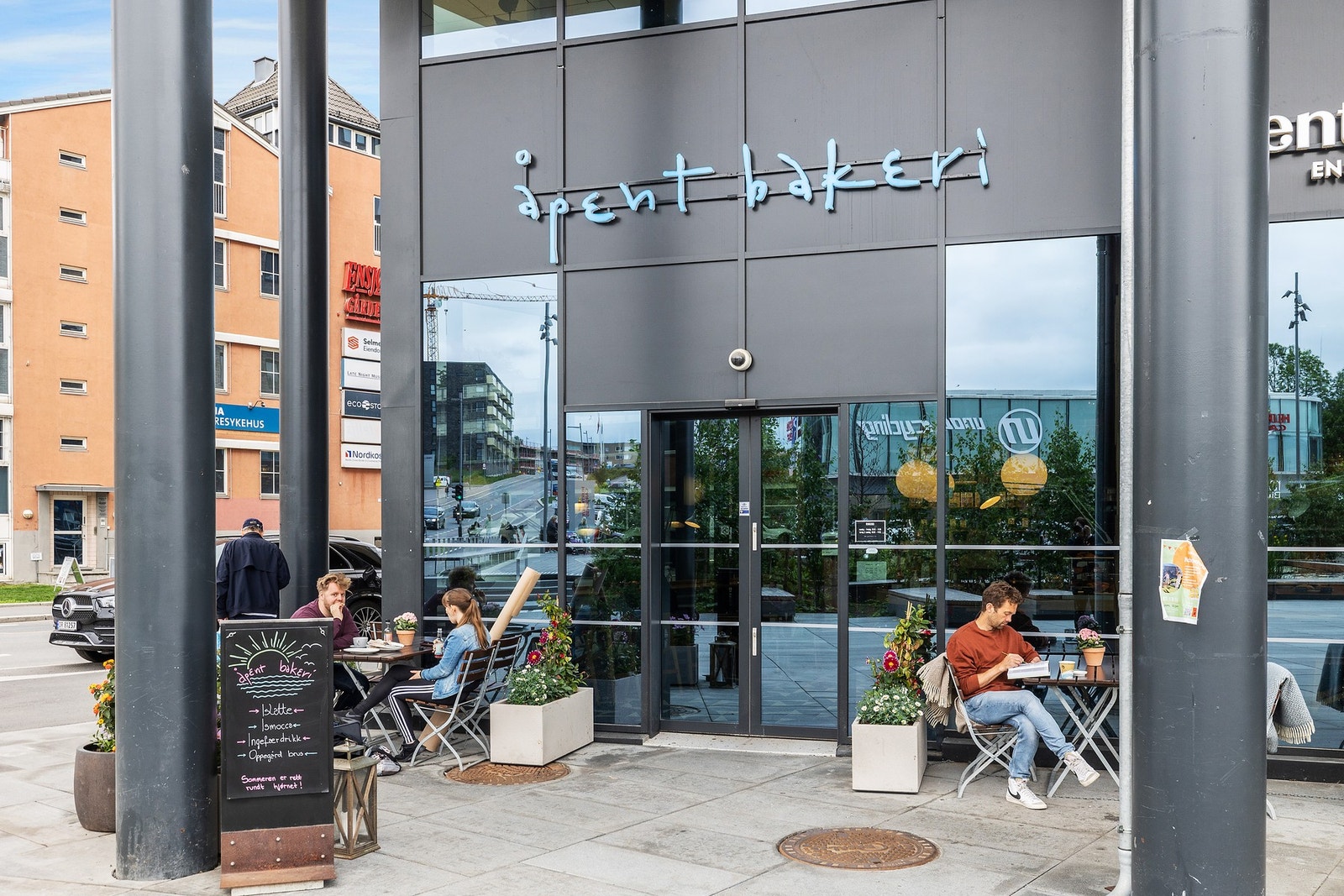 Ensjø Torg med koselige åpent Bakeri Galleribilde