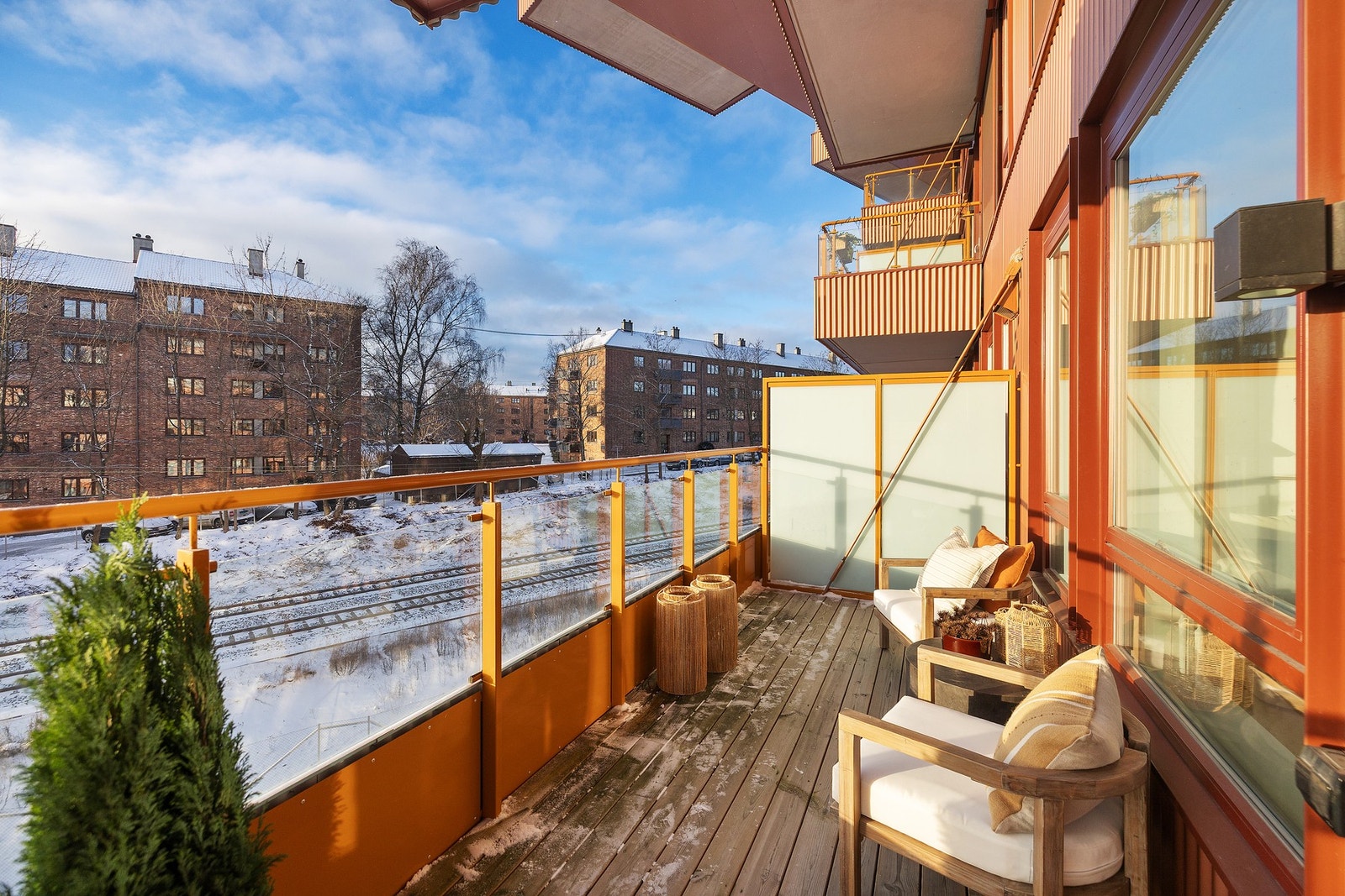 Utgang fra stue til solrik balkong på ca. 10 kvm! Galleribilde