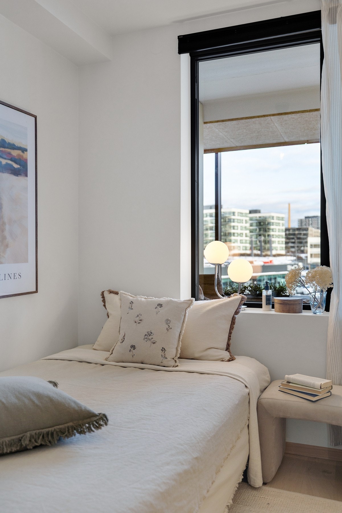 Lyst og pent soverom som passer godt som barnerom eller kontor Galleribilde