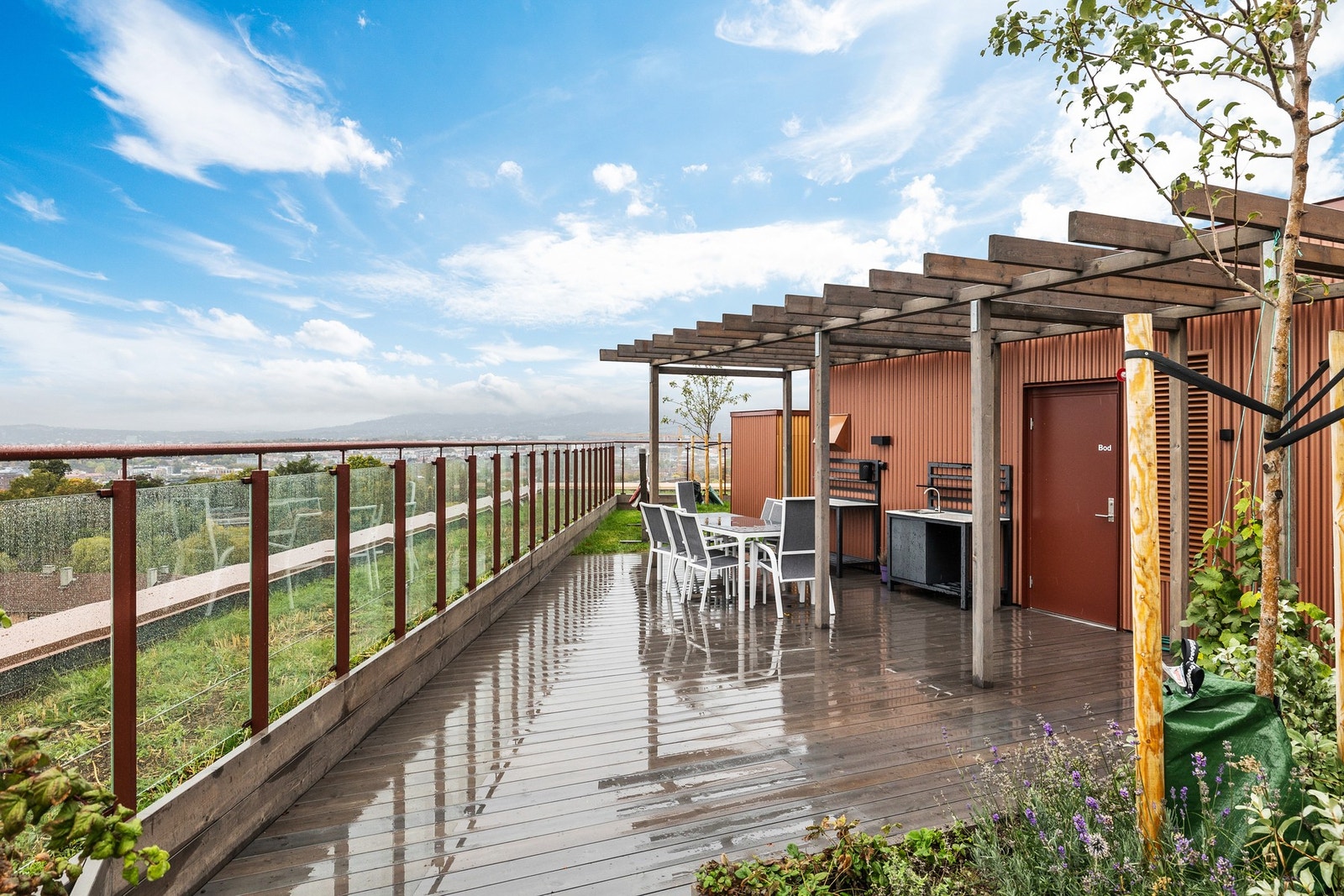 Felles takterrasse med gode solforhold og flott utsikt over byen Galleribilde